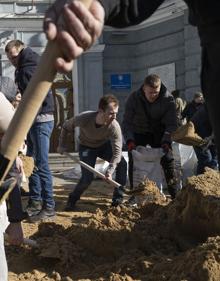Imagen secundaria 2 - Población civil se prepara para la defensa de la ciudad de Zhytomer. 