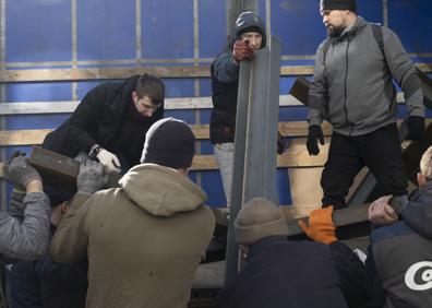 Imagen secundaria 1 - Población civil se prepara para la defensa de la ciudad de Zhytomer. 