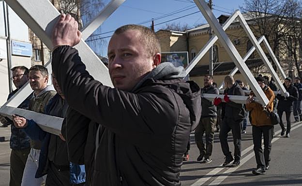 Imagen principal - Población civil se prepara para la defensa de la ciudad de Zhytomer. 