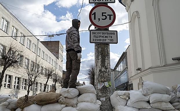 La población civil se blinda para la guerra