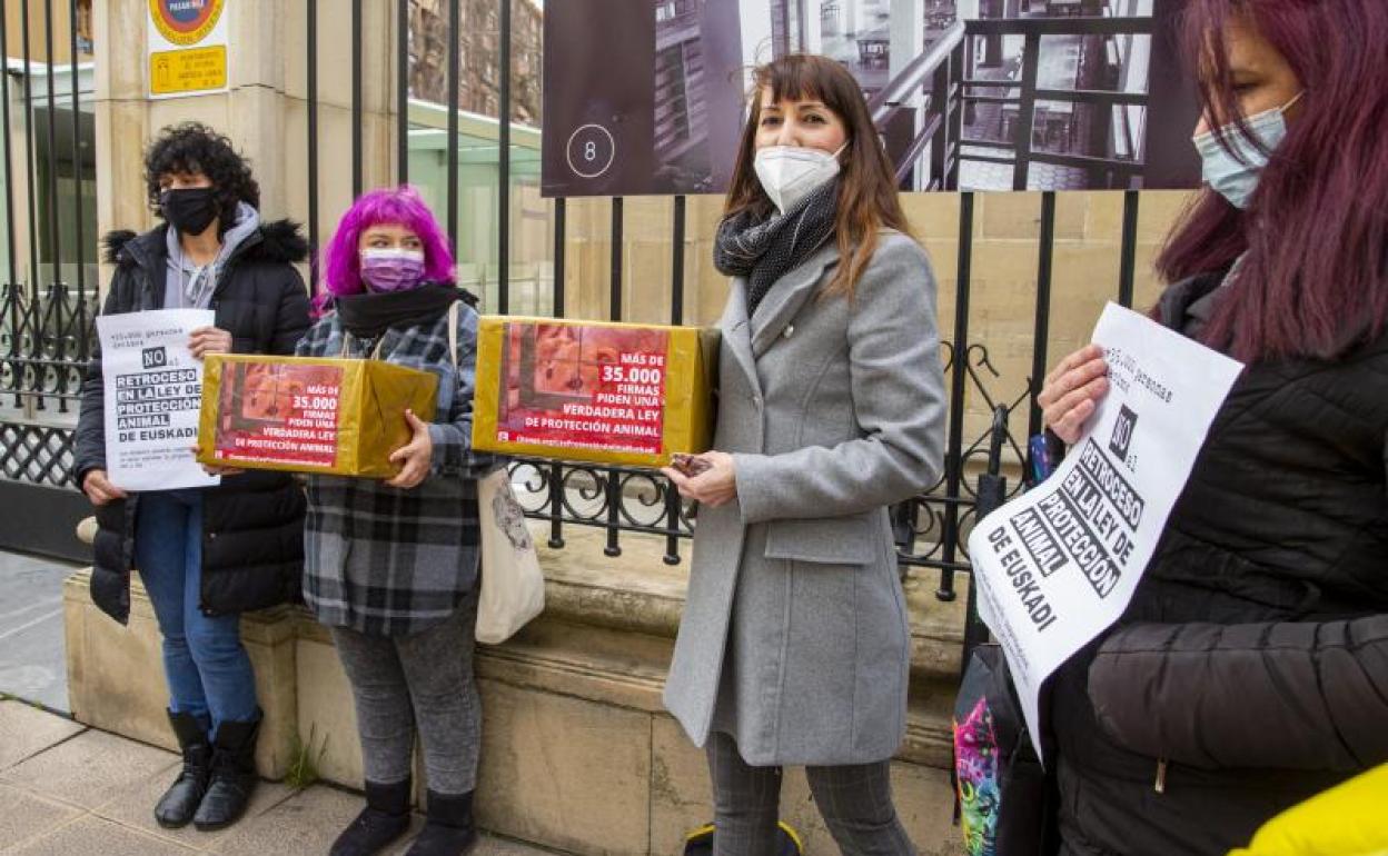 Las activistas, esta mañana en el Parlamento.