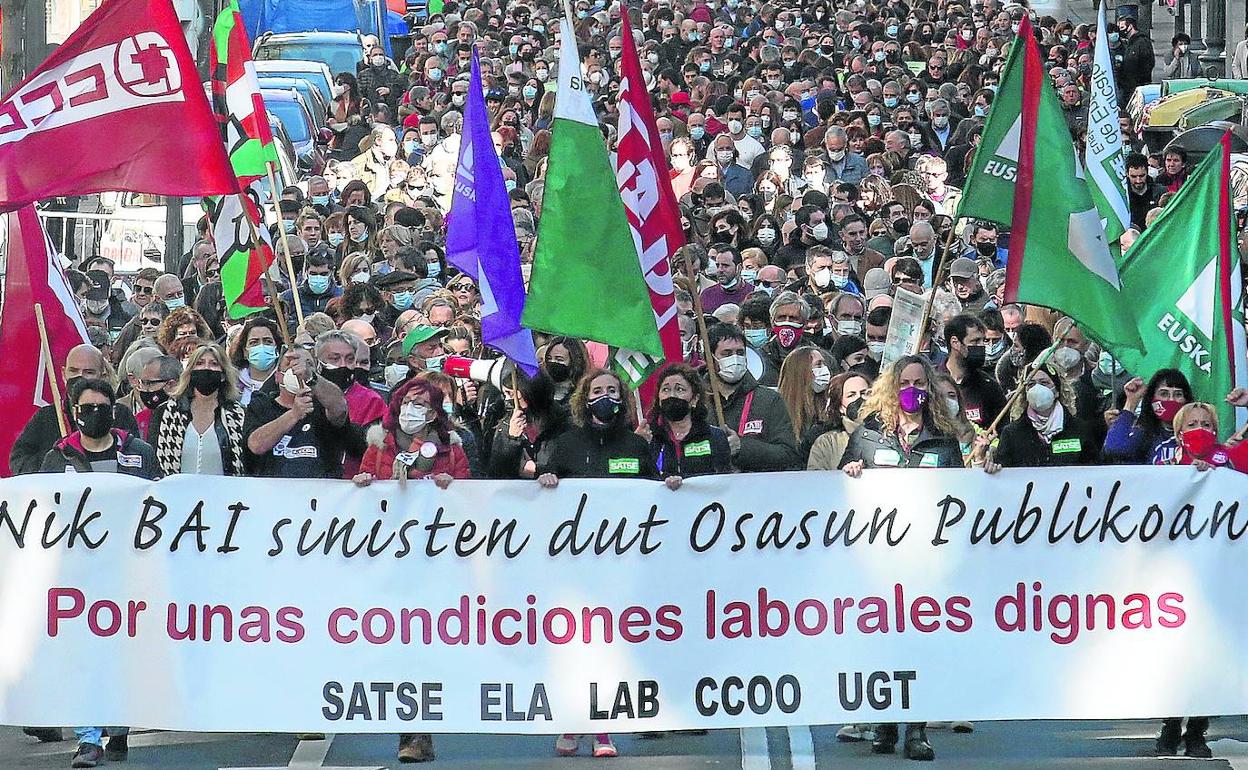 Por segunda vez en apenas un mes, la Gran Vía se llenó de ciudadanos y profesionales pidiendo medidas urgentes para la sanidad pública vasca.