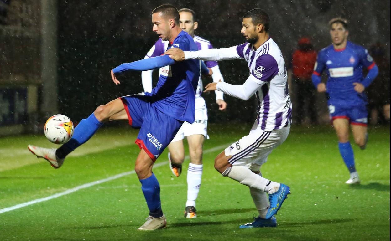 Koldo Obieta controla el balón ante dos jugadores del Valladolid en Lezama. 