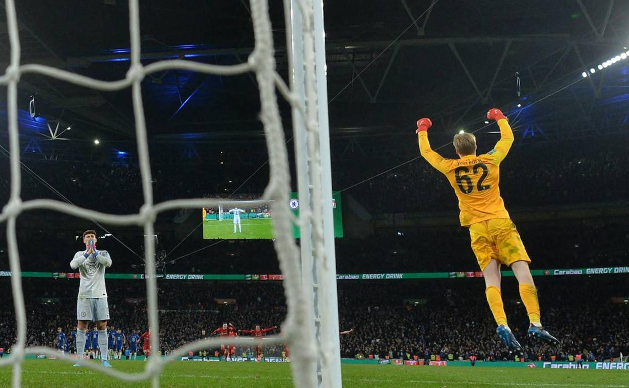 Kepa se lamenta mientras el portero del Liverpool celebra la victoria.