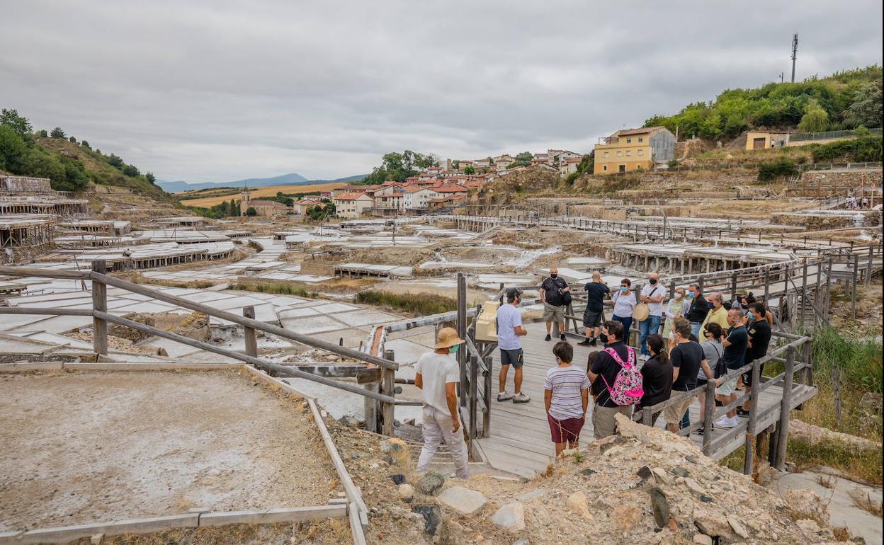 Un grupo de personas visita las Salinas de Añana.