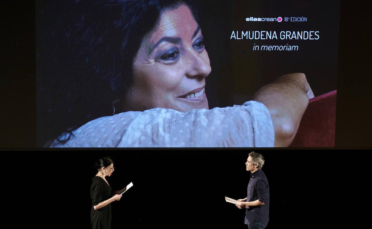 Los actores Mónica Bardem y Unax Ugalde escenificaron diálogos de libros de Grandes. 