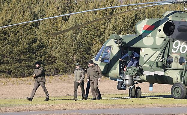 Miembros de la delegación ucraniana desembarcando de un helicóptero militar cuando llegan para conversar con la delegación rusa, en Gómel, Bielorrusia.