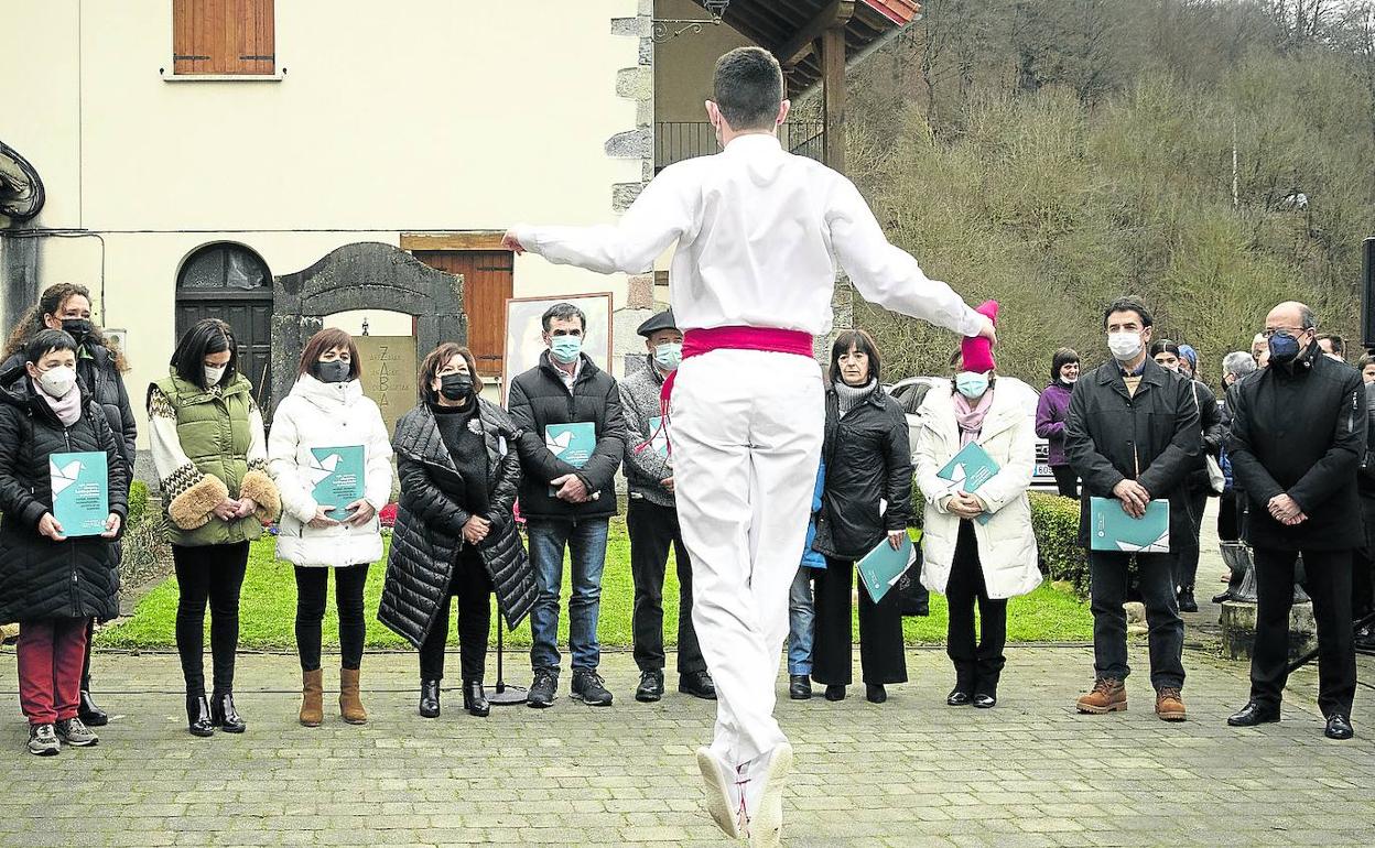 La entrega del dictamen se realizó frente al caserío familiar de la familia Zabalza. 