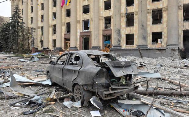 Imagen. Las imágenes del «brutal» ataque ruso en Járkov: un misil hace estallar un edificio del Gobierno.