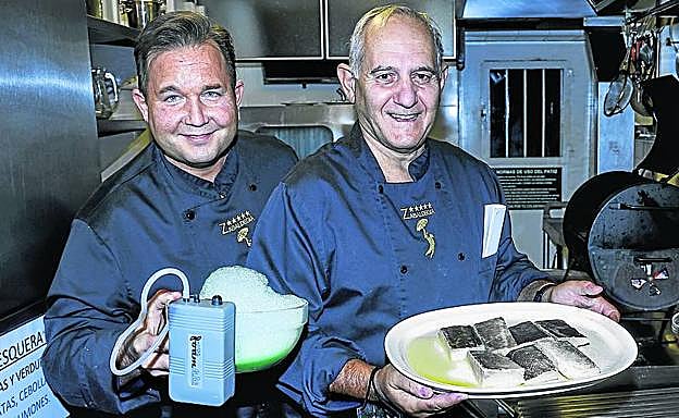 Álvaro Aguayo y Guillermo Bello acompañaron sus garbanzos marineros y su bacalao de los toppings más delicatessen como el bogavante, el caviar, el coral y hasta una esferificación de cigala. 