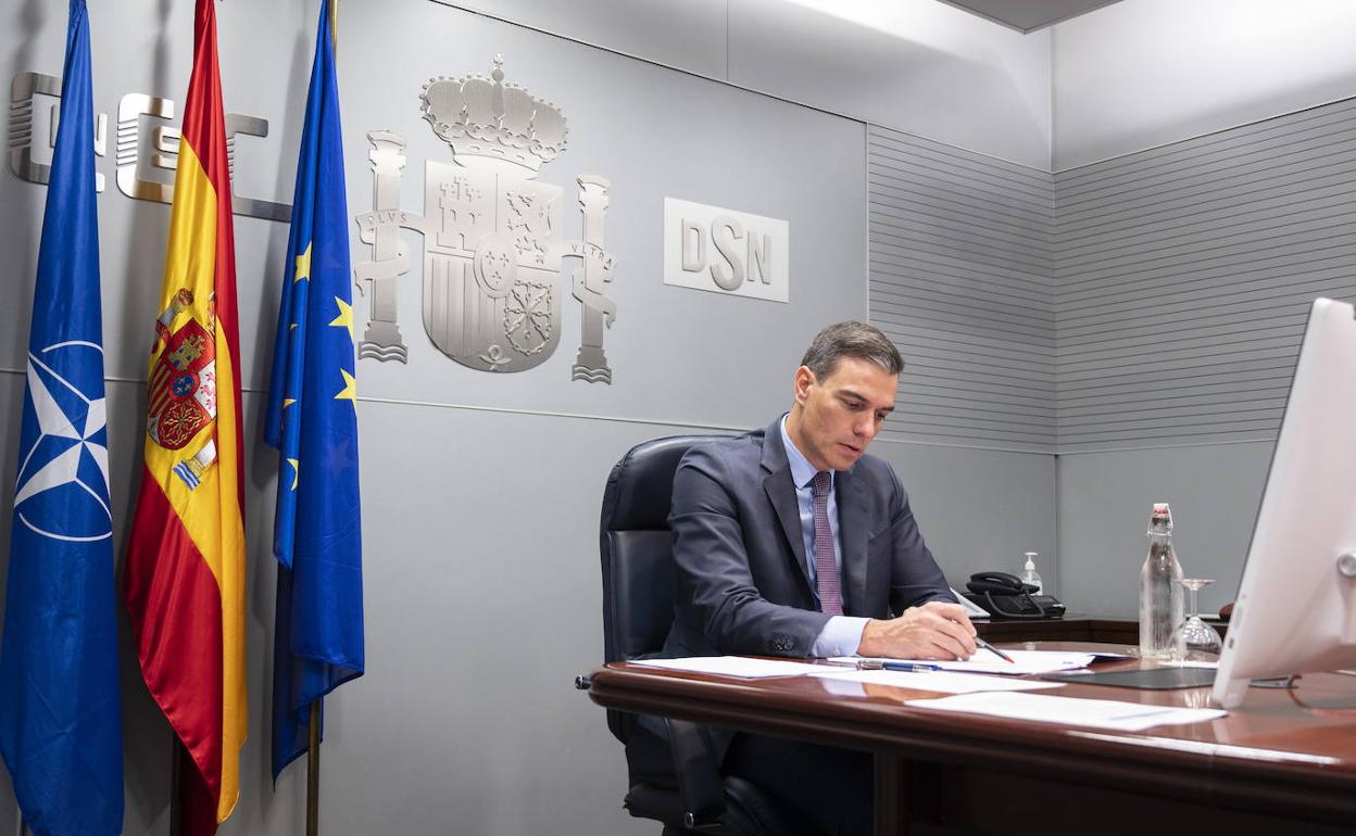 Sánchez participa en la reunión telemática de líderes de la OTAN el pasado día 25. 