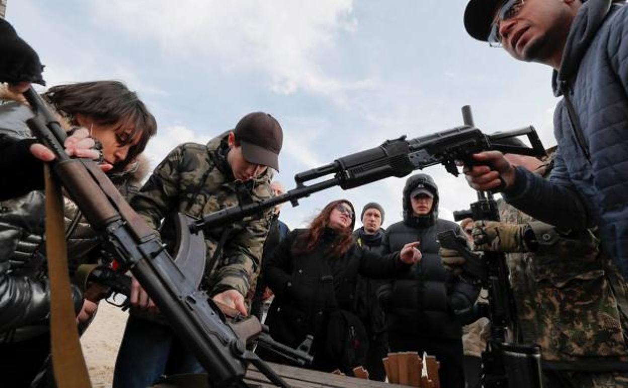 Ejercicios militares para civiles en Kiev. 