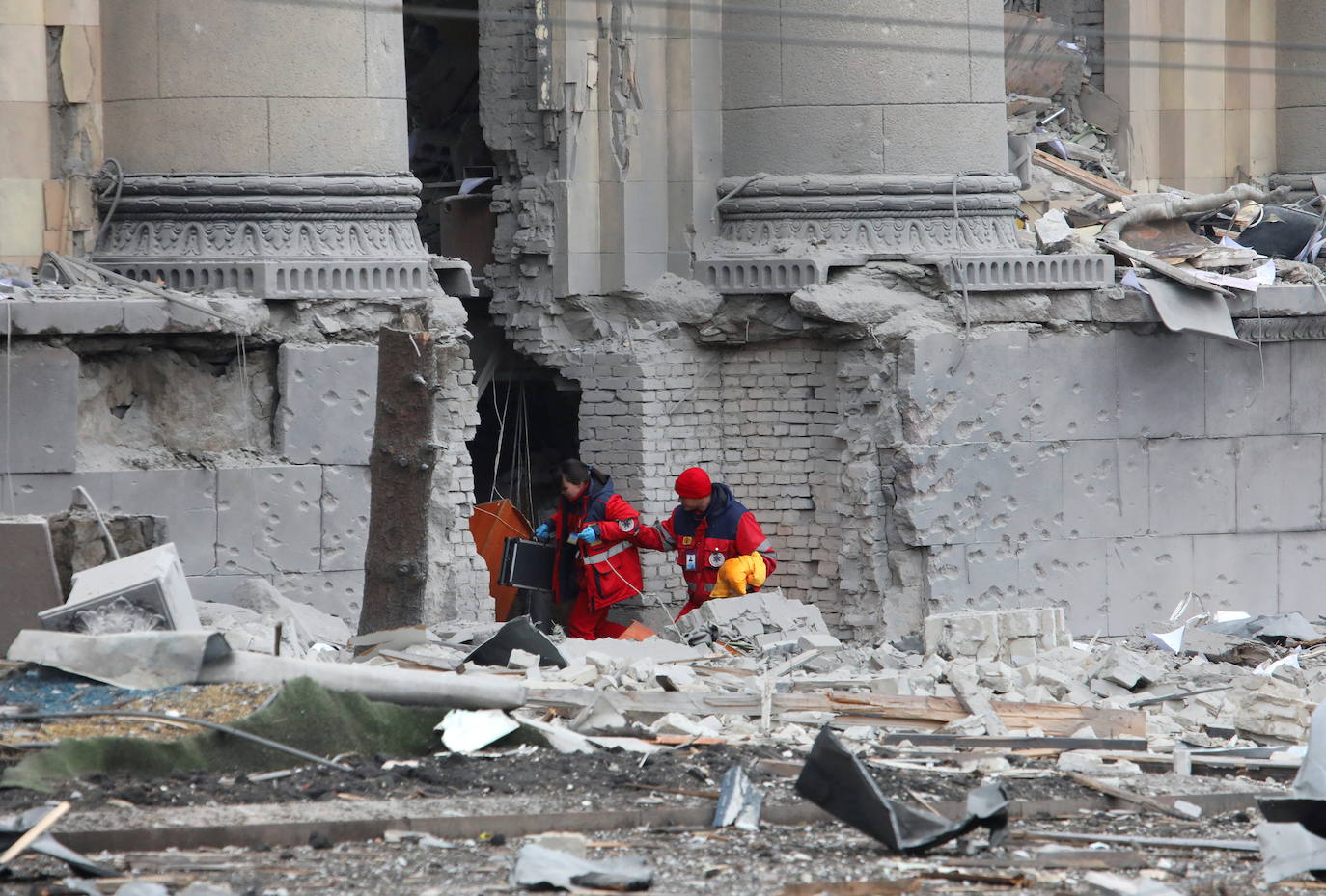 Fotos: &quot;Brutal&quot; ataque ruso en Járkov: un misil hace estallar un edificio del Gobierno