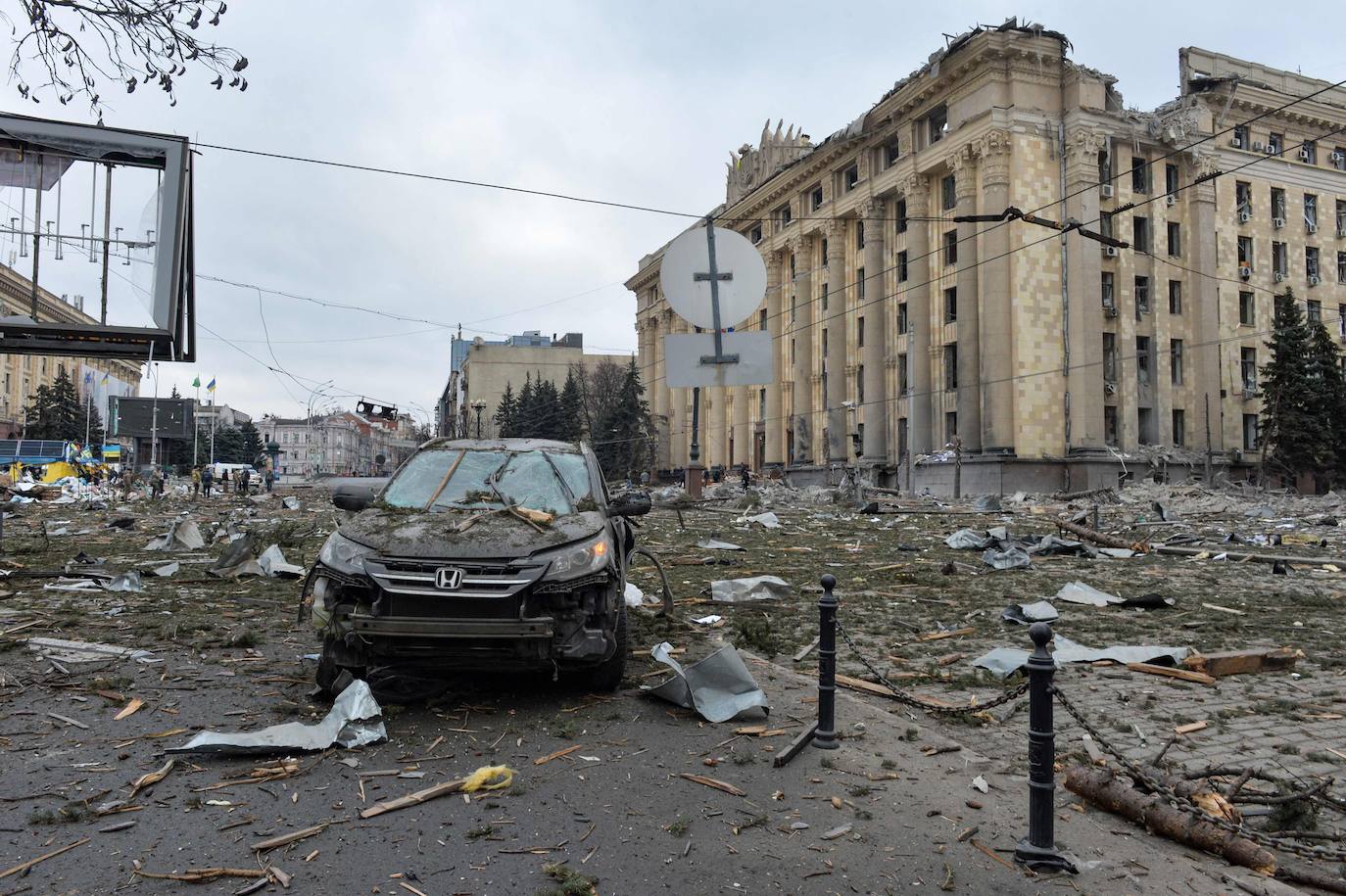 Fotos: &quot;Brutal&quot; ataque ruso en Járkov: un misil hace estallar un edificio del Gobierno