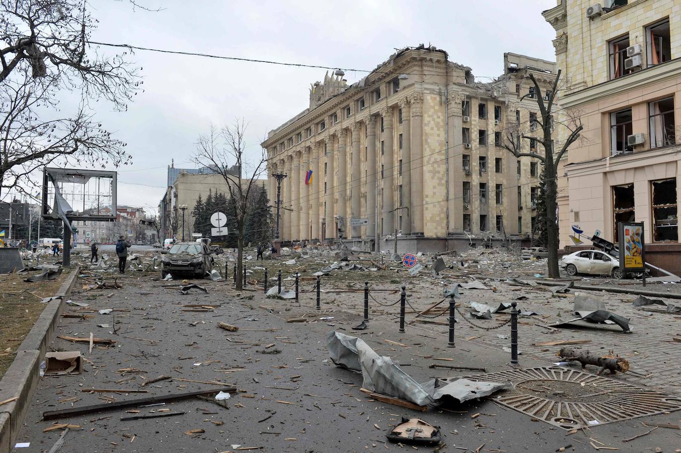 Fotos: &quot;Brutal&quot; ataque ruso en Járkov: un misil hace estallar un edificio del Gobierno