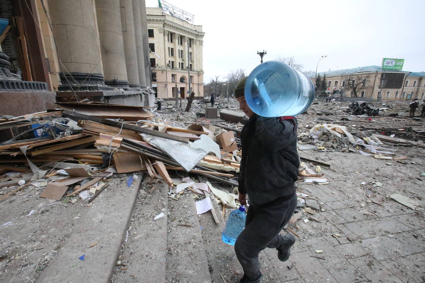 Fotos: &quot;Brutal&quot; ataque ruso en Járkov: un misil hace estallar un edificio del Gobierno