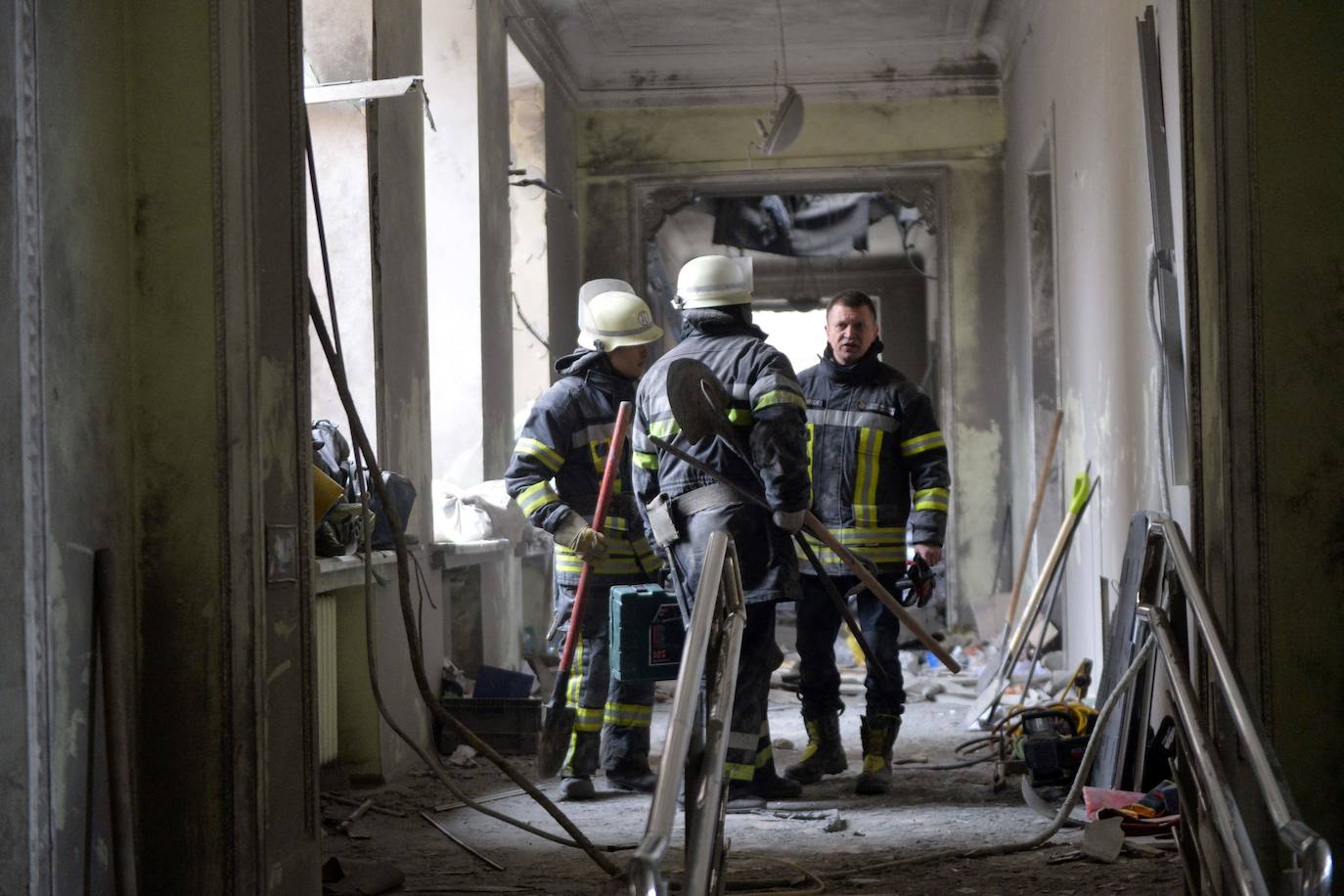 Fotos: &quot;Brutal&quot; ataque ruso en Járkov: un misil hace estallar un edificio del Gobierno