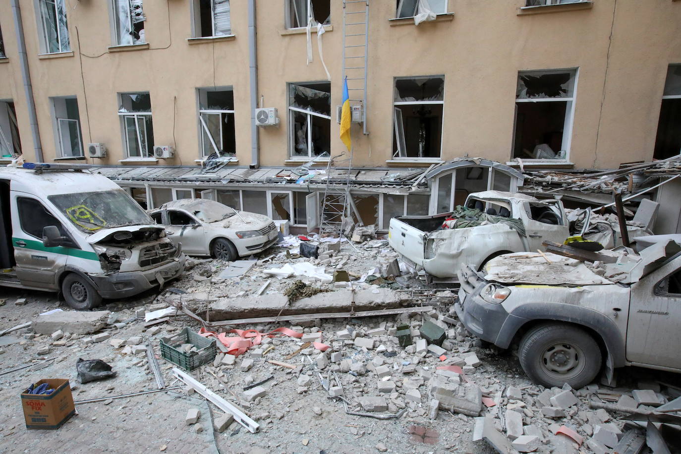 Fotos: &quot;Brutal&quot; ataque ruso en Járkov: un misil hace estallar un edificio del Gobierno