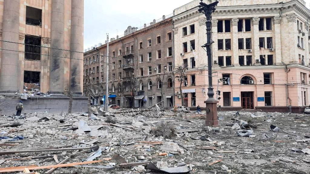 Fotos: &quot;Brutal&quot; ataque ruso en Járkov: un misil hace estallar un edificio del Gobierno