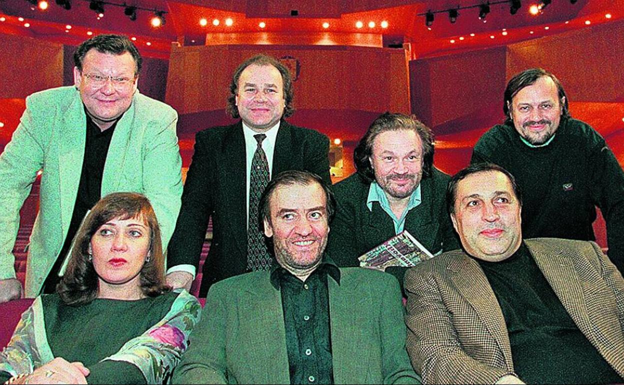 Valery Gergiev, rodeado en el Euskalduna de los cantantes principales de 'Khovanshchina', en 1999. 