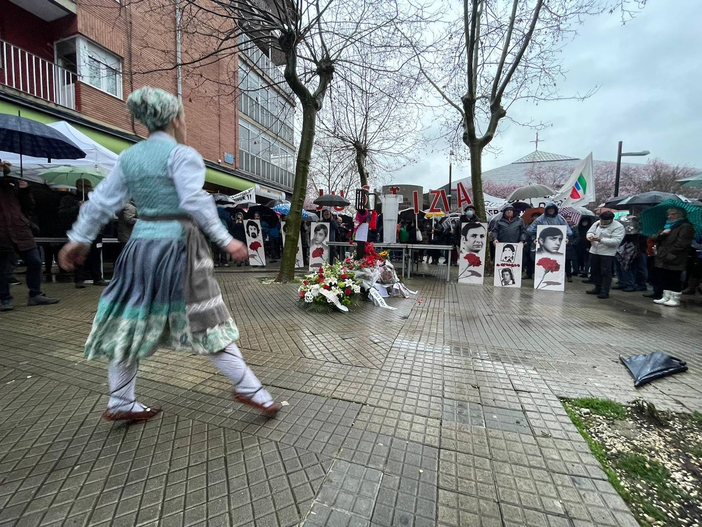 Fotos: Vitoria recuerda a las víctimas del 3 de marzo