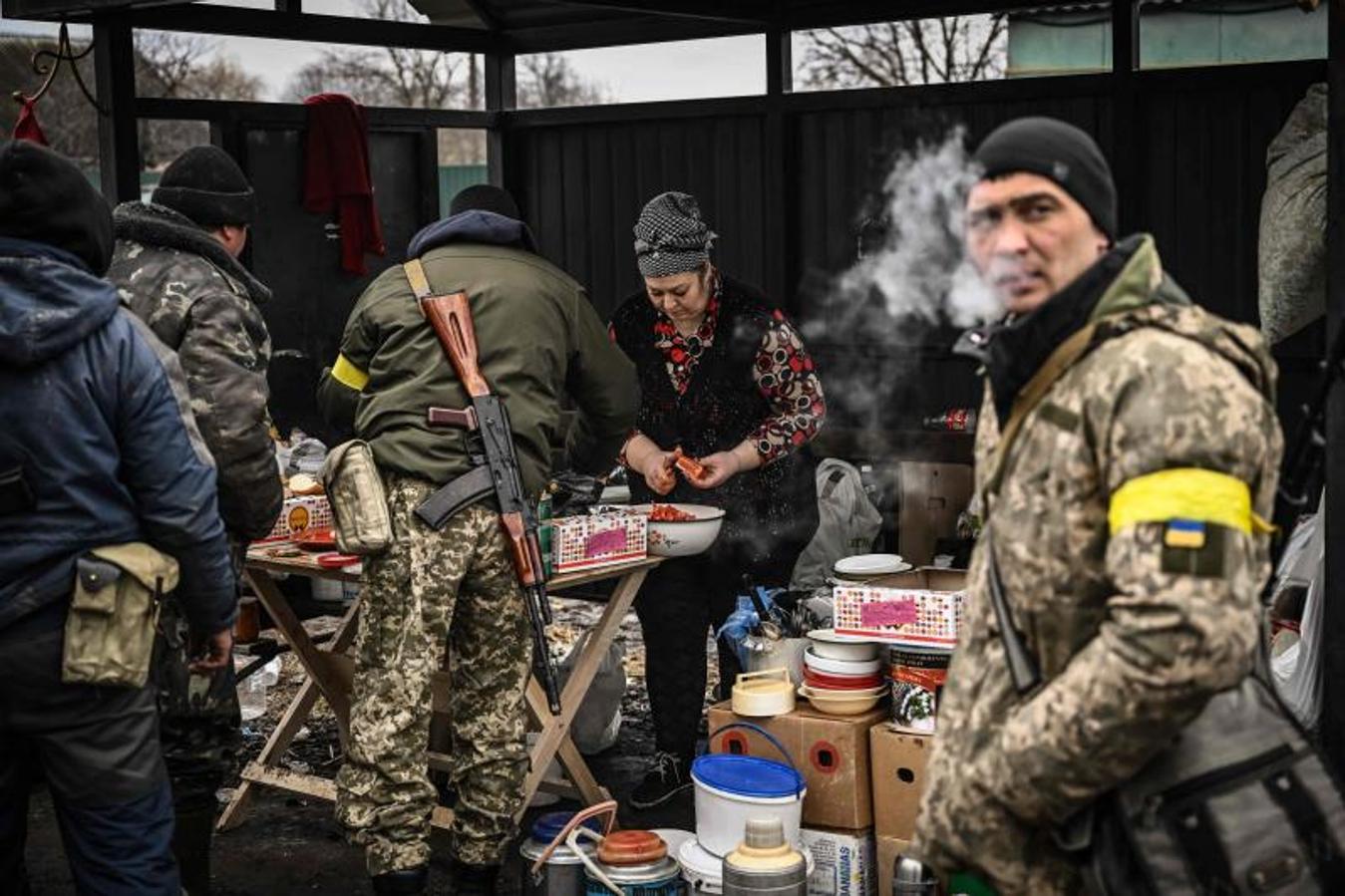 Una mujer cocina en el frente para varios soldados ucranianos. 