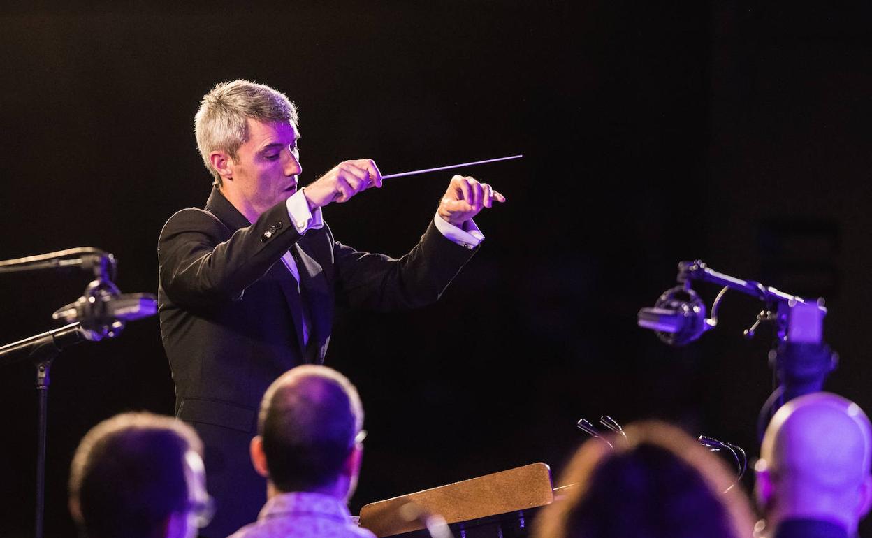 Iker Olazabal dirigirá el domingo un animado concierto en el que confluyen géneros como el rock o el jazz. 