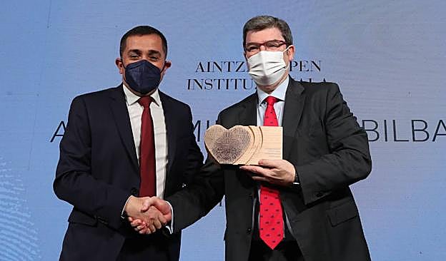 El alcalde de Bilbao, Juan Mari Aburto, junto a Xabier Sagredo, presidente de BBK.