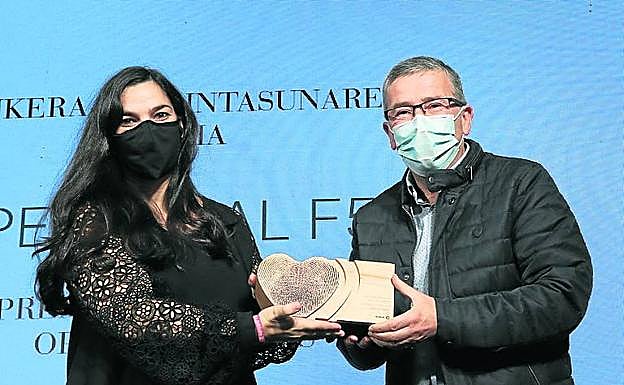 Juan Manuel Cano, con el trofeo entregado por Verónica Urda.