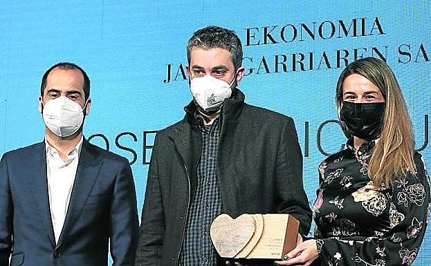 José Luis Ruiz de Munain, con Ariana Martín y Mario del Río.