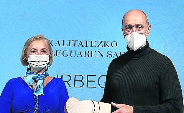 Javier Larrañaga, con Gloria Múgica, directora de Lanbide.