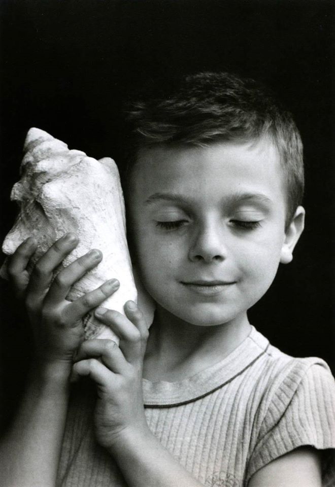 Rémi écoutant la mer (1955), una fotografía de Edouard Boubat. 