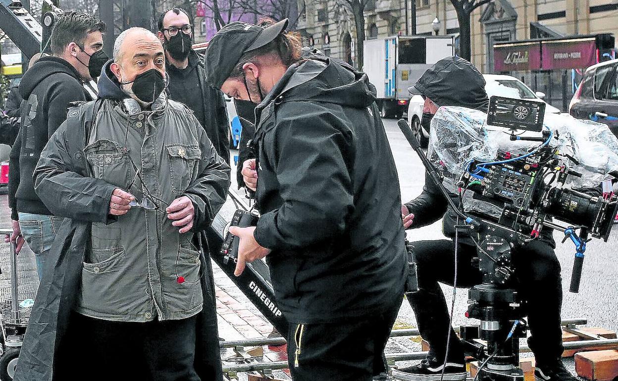 Alex de la Iglesia, a la izquierda, durante el rodaje de 'El cuarto pasajero' en las calles de Bilbao. 