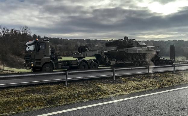 Un vehículo transporta un tanque por la N-622, a su paso por Álava.