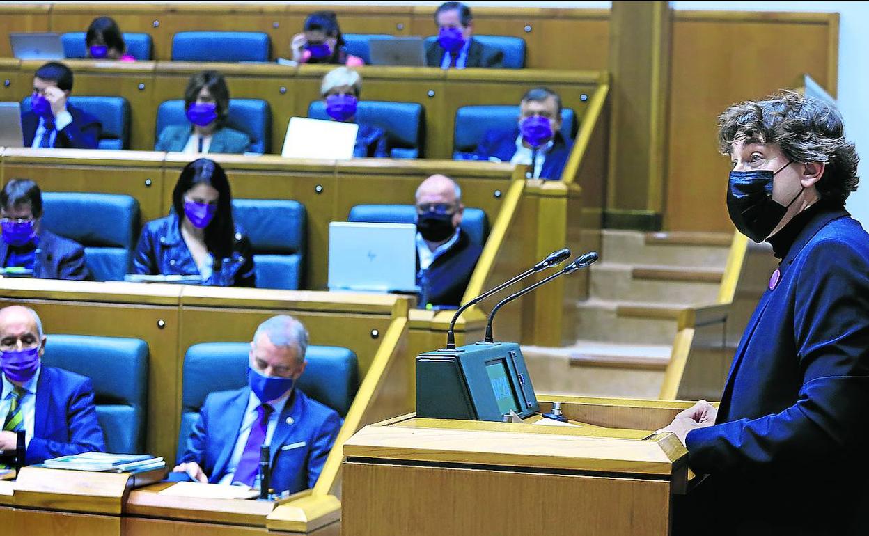 El líder del PSE, Eneko Andueza, interviene ayer en el pleno del Parlamento vasco en presencia del lehendakari Urkullu. 