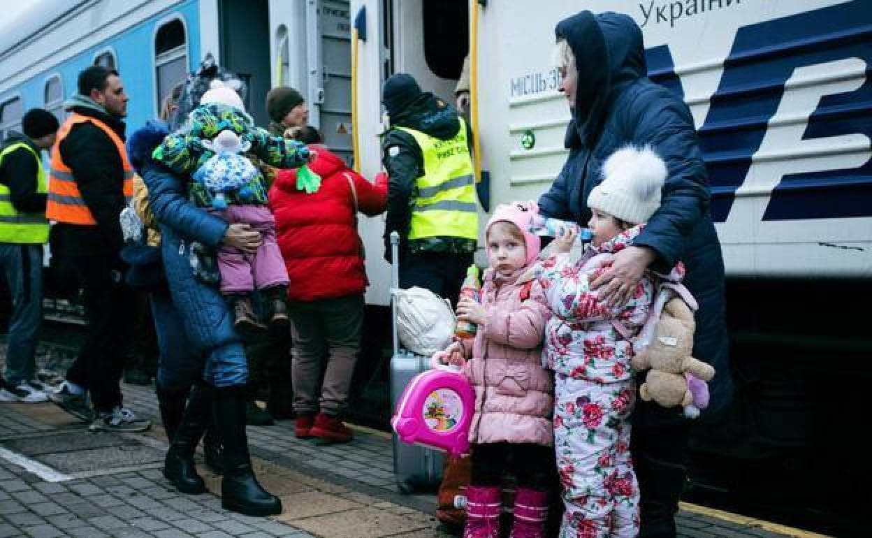 El Gobierno vasco habilita un teléfono y tres puntos presenciales para atender a refugiados de Ucrania