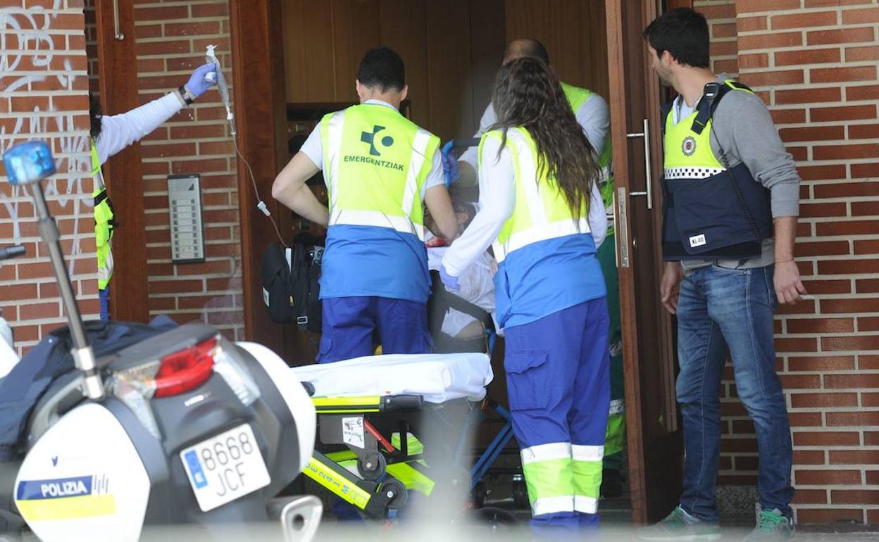 Sanitarios trasladan a Florentina, aún viva, el día de los hechos, el 20 de abril de 2018.