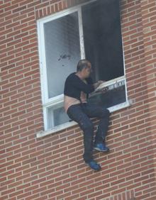 Imagen secundaria 2 - Evacuación del ahora procesado. Reacción multitudinaria de rechazo de la sociedad alavesa al doble crimen. Y el encausado antes de intentar deslizarse al piso de debajo de su antigua casa.