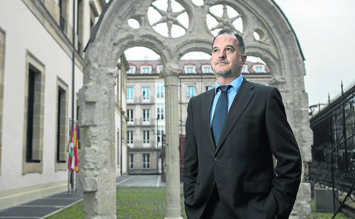 El presidente del PP en Euskadi, Carlos Iturgaiz, posa en las inmediaciones del Parlamento vasco en un momento de la entrevista, esta semana en Vitoria. 