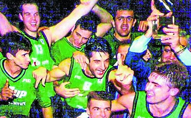 Morales (arriba, a la derecha) con el Joventut de Villacampa y los Jofresa.