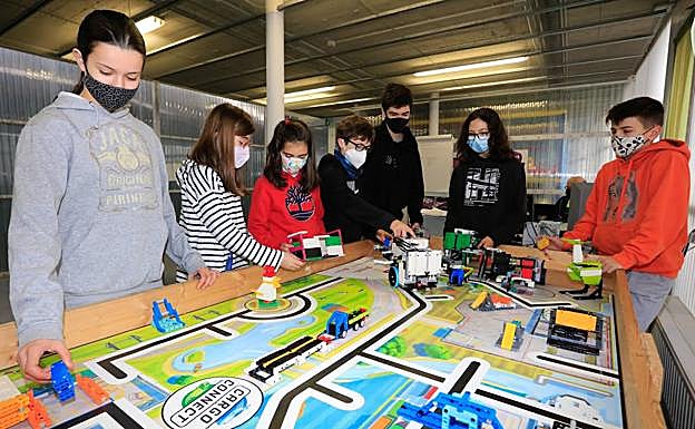 Los integrantes del Tecnoclub Elburgo esperan probar su sistema en Fagor Automotion. 