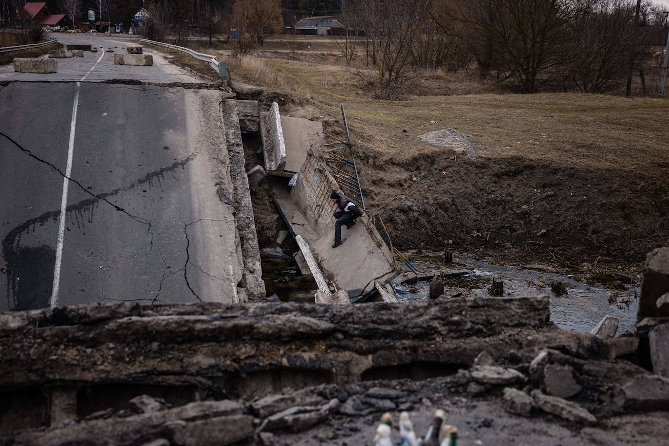 Fotos: Moscú bombardea a civiles en Irpin, a las puertas de Kiev