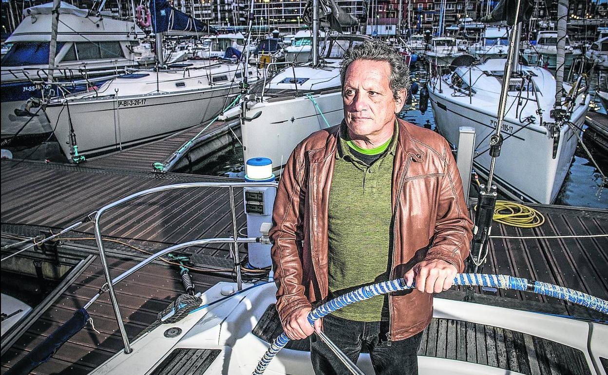 Joan Vila, en un barco junto al Marítimo del Abra. 