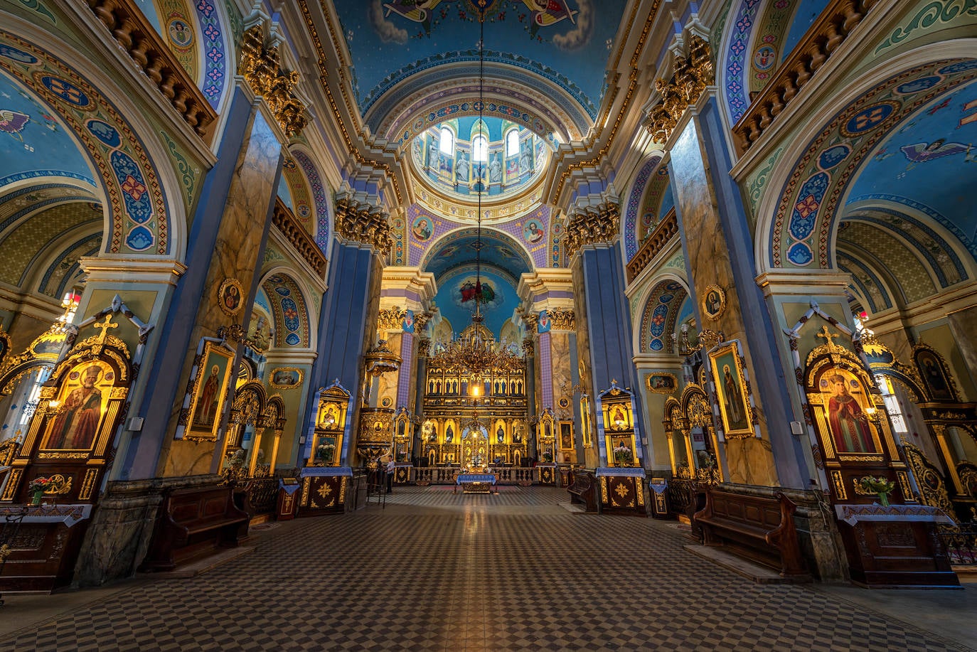 Todo su casco histórico que data del siglo XIII también es considerado Patrimonio de la Humanidad por la Unesco. En el conjunto del centro histórico, que abarca 120 hectáreas y conserva su topografía medieval, se encuentran lugares de obligada visita turística como la plaza del mercado y el ayuntamiento, la catedral de San Jorge, o el Teatro de la Opera. 