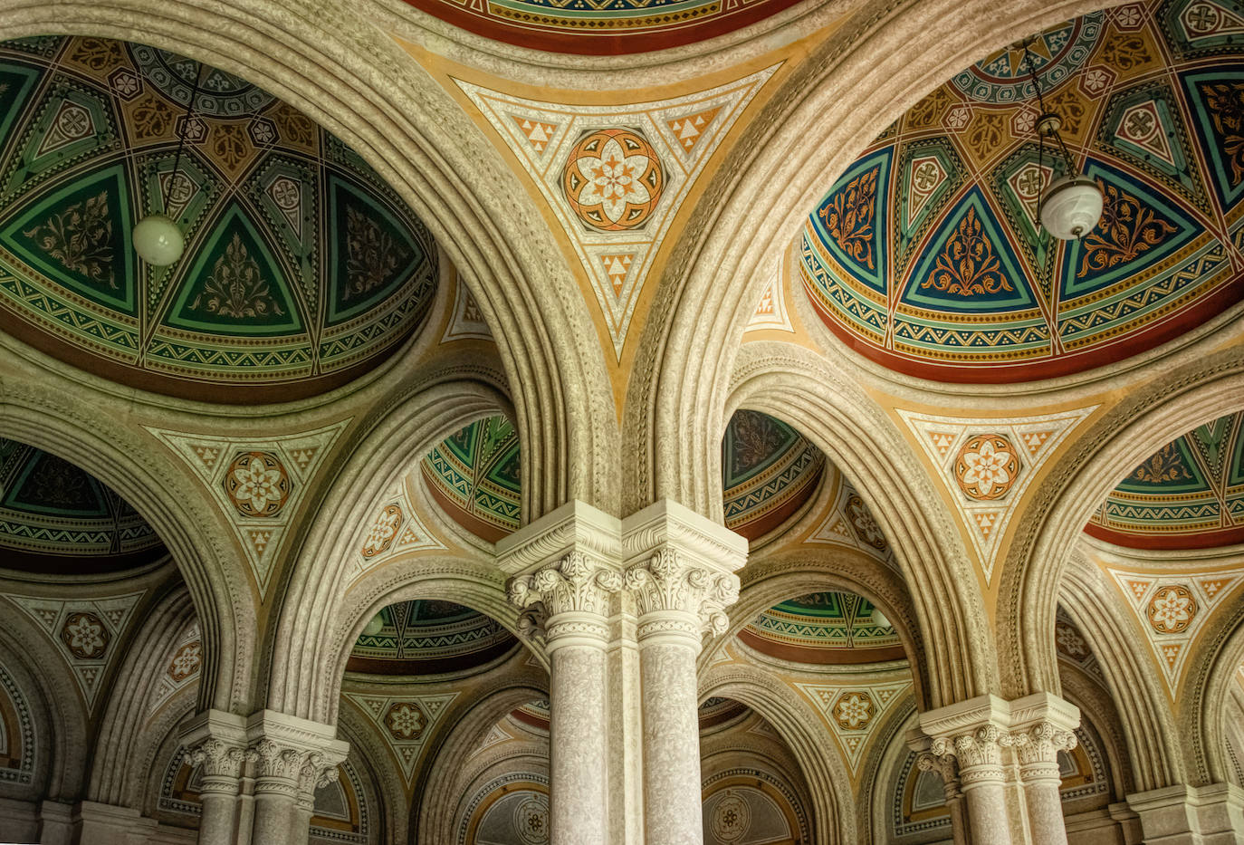 Representa una magistral sinergia de estilos arquitectónicos construida por el arquitecto checo Josef Hlavka de 1864 a 1882. El sitio es un ejemplo excepcional de la arquitectura historicista del siglo XIX e incluye un seminario y un monasterio. 