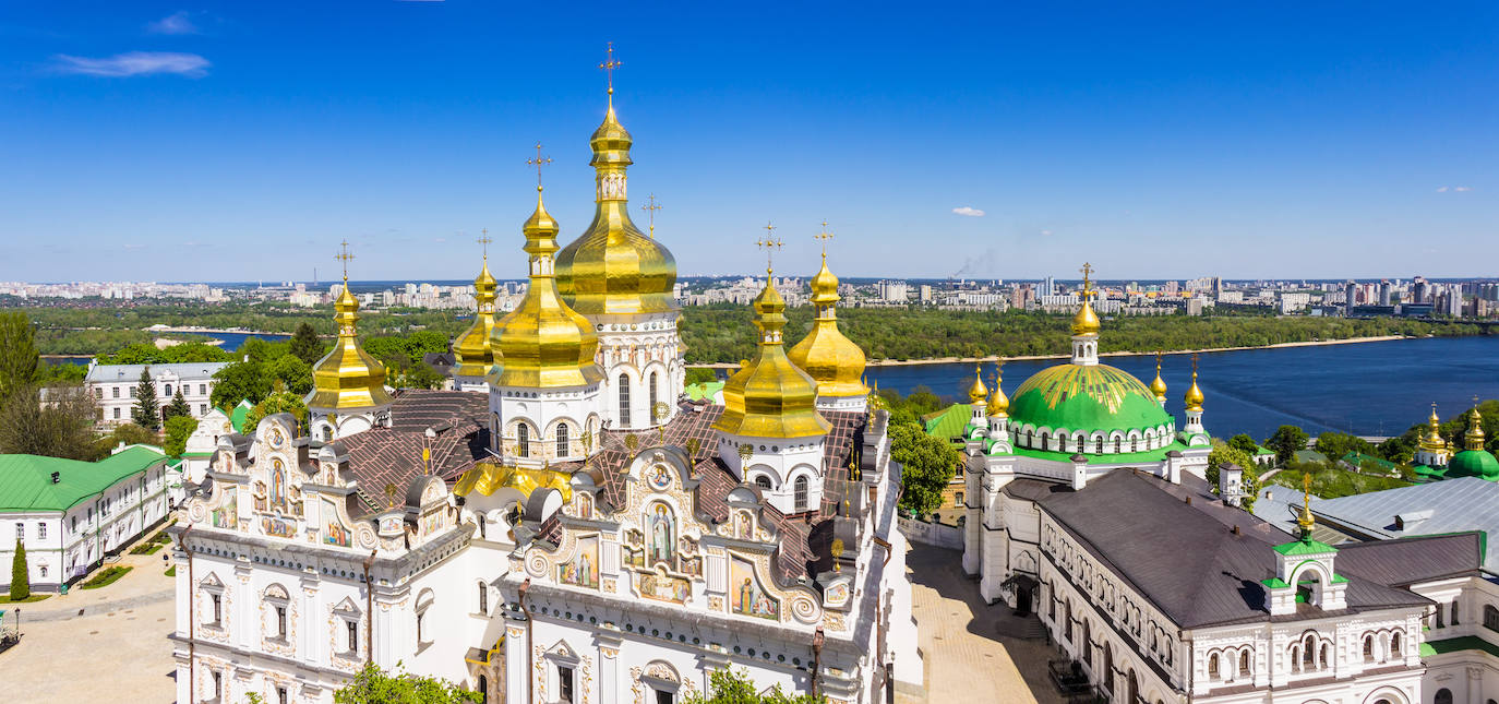 Es un monasterio cristiano ortodoxo . El inicio de su existencia se data en 1051 durante el reinado de Yaroslav el Sabio. Es el monasterio más antiguo de Ucrania y uno de los lugares santos de la religión ortodoxa oriental.  