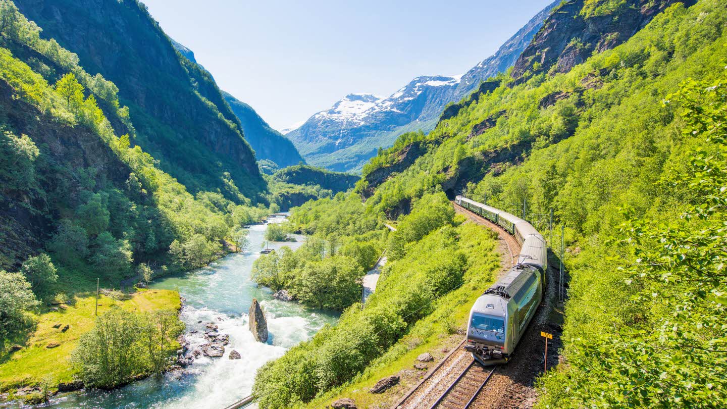 El tren de Flåm (Noruega). Es una atracción turística de primer orden en Noruega . En el transcurso de una hora, el tren cubre los 20 kilómetros que separan Aurlandsfjord en Flåm, a nivel del mar, hasta la estación de montaña Myrdal, situada a 867 metros sobre el nivel del mar. Myrdal también se encuentra en la línea de Bergen, lo que significa que el ferrocarril de Flåm se conecta con los trenes que circulan entre Bergen y Oslo. Incluye una parada para apreciar la belleza de la cascada de Kjosfossen.  