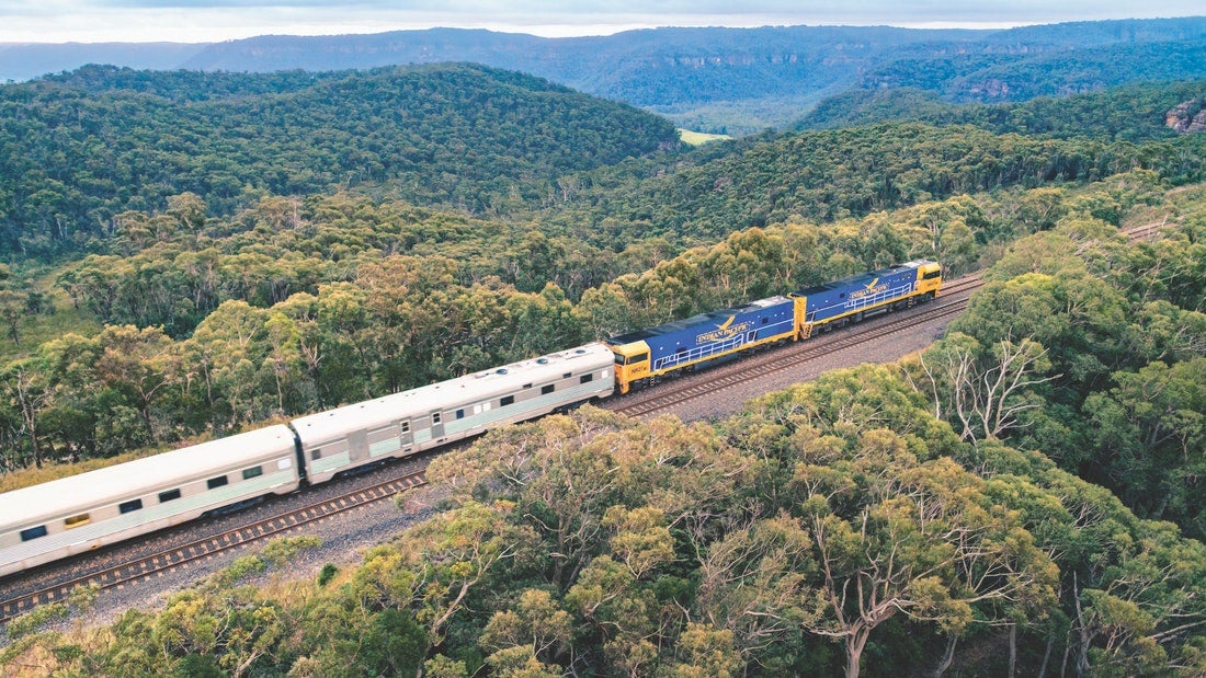 El Indian Pacific. Cruza Australia de oeste a este (o viceversa), y en sus 4.352 kilómetros de recorrido (en los que nunca se superan los 115 kilómetros por hora) atraviesa cadenas montañosas, desiertos áridos, yacimientos de oro, valles rocosos y sabanas subtropicales. 