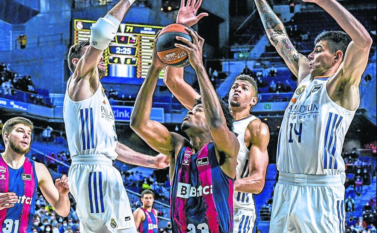 Steven Enoch trata de elevarse hacia el aro rodeado por Tavares, Rudy y Deck. 