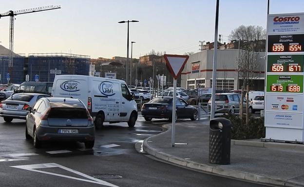 Largas colas de vehículos en una de las gasolineras más baratas de Bizkaia